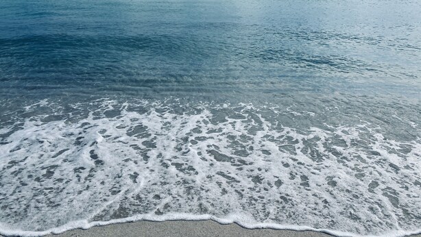 A beach with clear water and gentle waves. - CHARMING BRIGHT Ocean front - view  jacuzzi oven SoBe (Miami Beach)