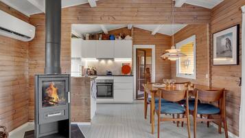 Fridge, oven, stovetop, coffee/tea maker
