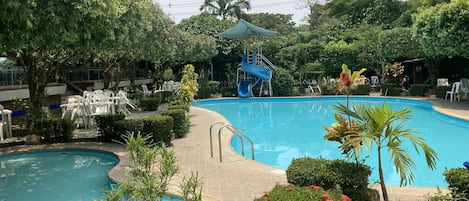 Una piscina al aire libre