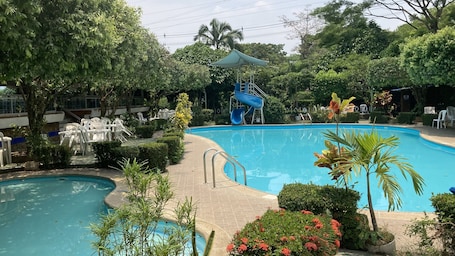 Una piscina al aire libre