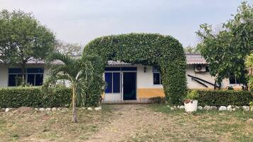 Vista frontal de la propiedad