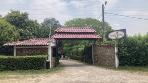 A rustic building with a sign reading "El Broche" and a covered entrance. - Hotel El Broche (Yopal)