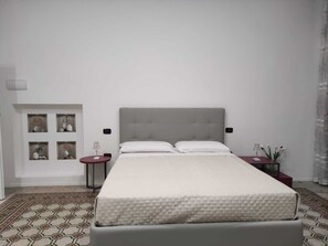 Habitación de lujo | 1 dormitorio, minibar, caja fuerte y cortinas opacas