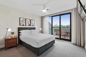 3 bedrooms, iron/ironing board, WiFi, bed sheets - Spacious 3-Bed Apartment by the MCG (East Melbourne)
