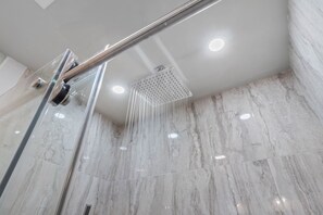 Ducha, secador de pelo, toallas y jabón