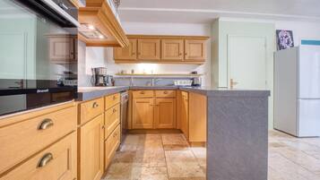 Réfrigérateur, four, plaque de cuisson, lave-vaisselle