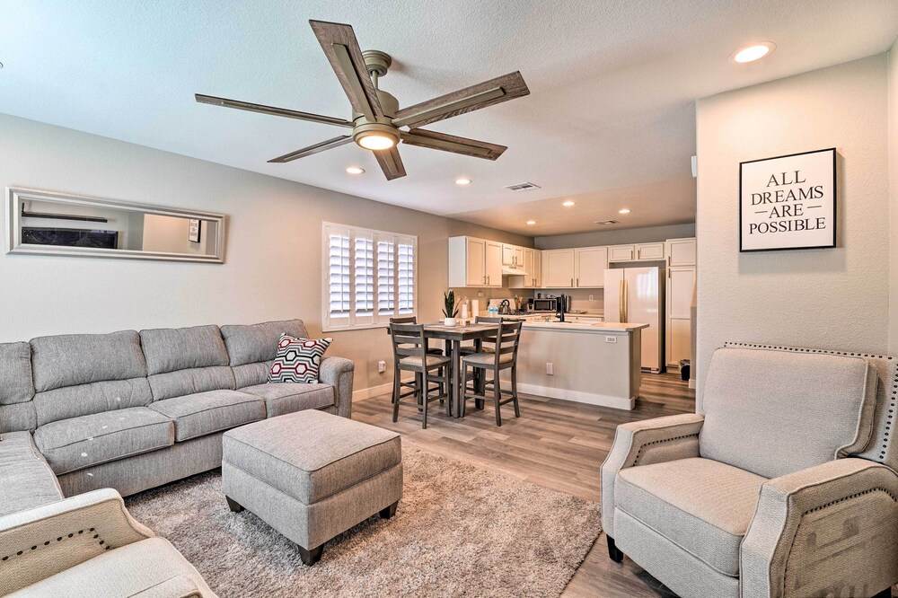 Stylish House with Patio, 8 Mi to Vegas Strip!