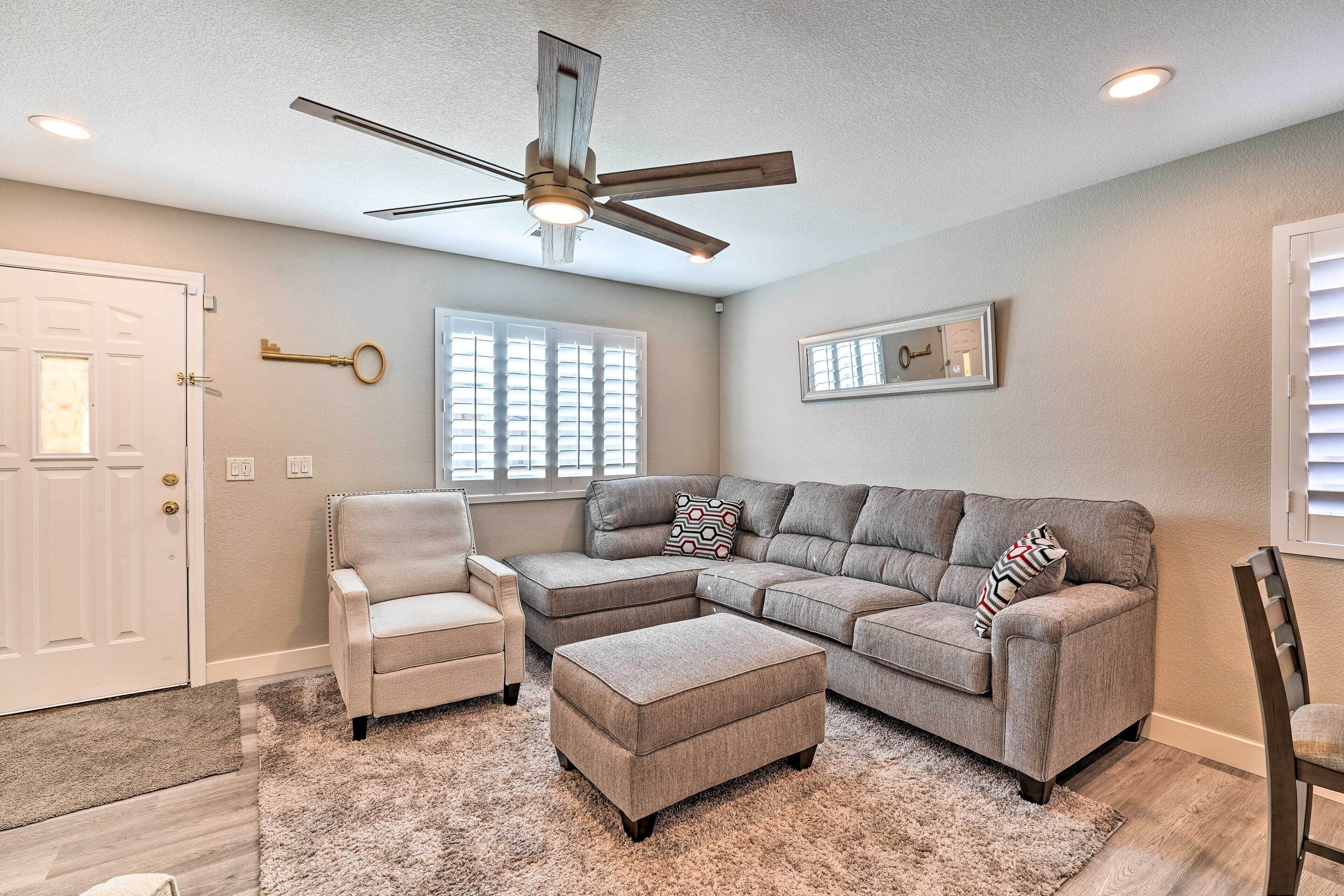 Stylish House with Patio, 8 Mi to Vegas Strip!