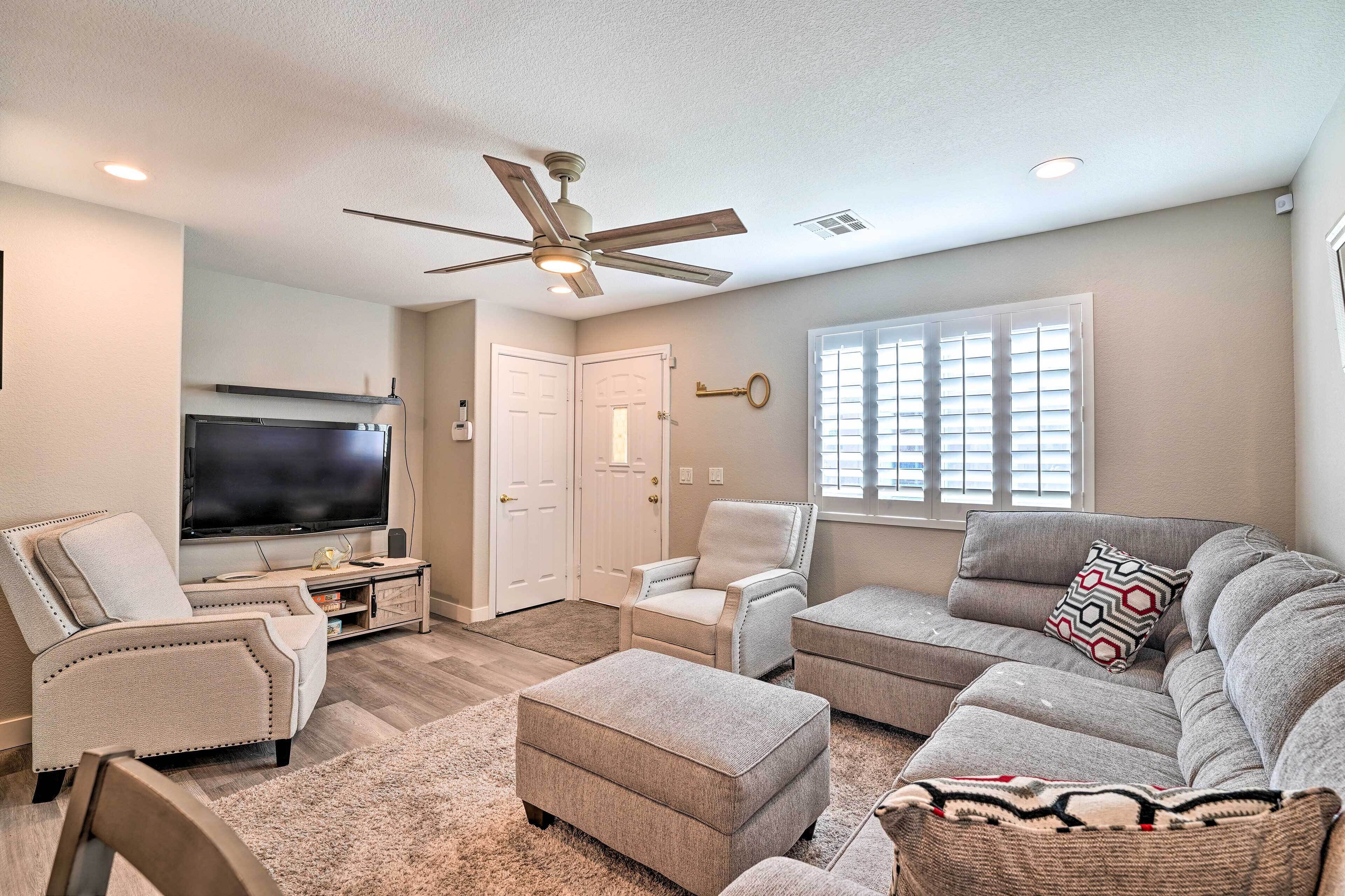 Stylish House with Patio, 8 Mi to Vegas Strip!