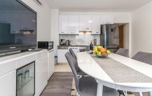 Kjøleskap, ovn, oppvaskmaskin og kaffetrakter/tekoker