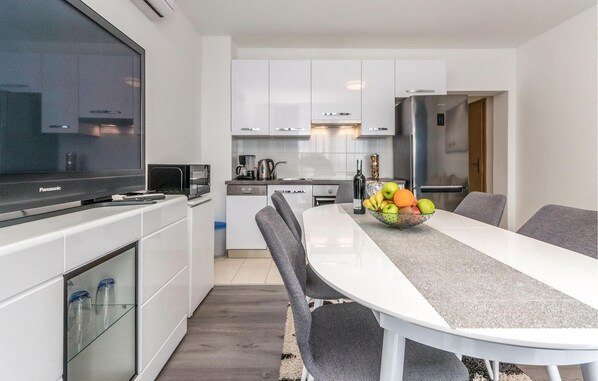 Refrigerador, horno, lavavajillas y cafetera y tetera 