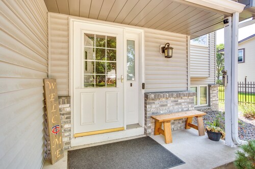 2 Mi to Super Rink: Sporty Group Getaway in Blaine
