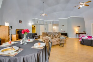 TV, DVD player - Remote Angie Vacation Rental Near Pearl River! (Angie)