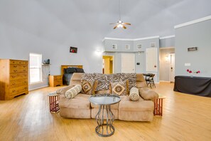 TV, DVD player - Remote Angie Vacation Rental Near Pearl River! (Angie)