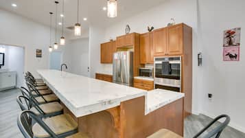 Fridge, microwave, stovetop, dishwasher