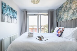 2 bedrooms, WiFi, bed sheets - 5* Ultra Luxury, Great Views, Underground Parking (Belfast)