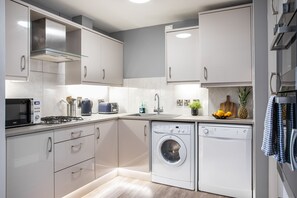 ثلاجة، ميكروويف، فرن، موقد طهي مسطح