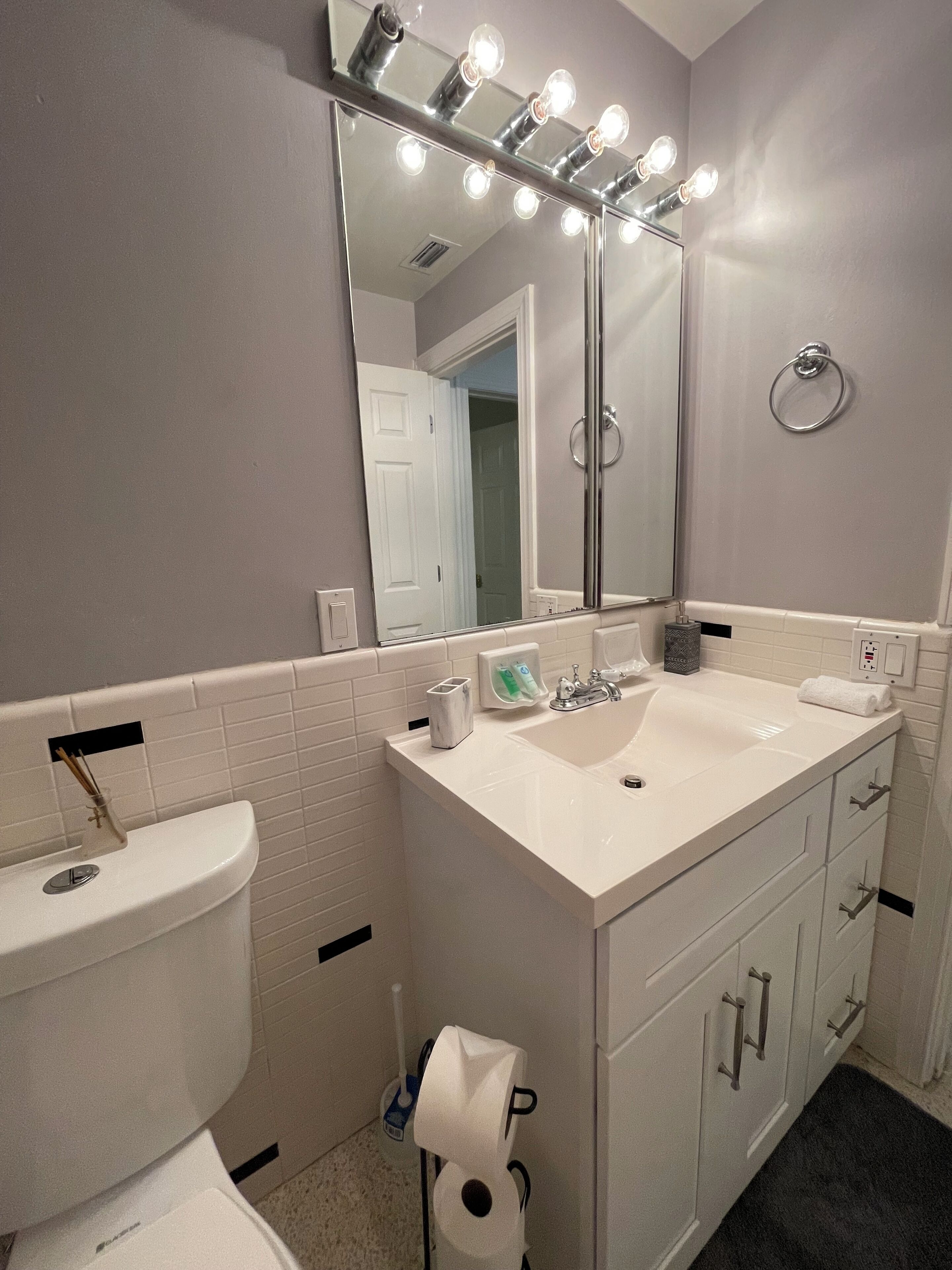 Waterfront Home! King Bedroom, 3 Min to Beach!