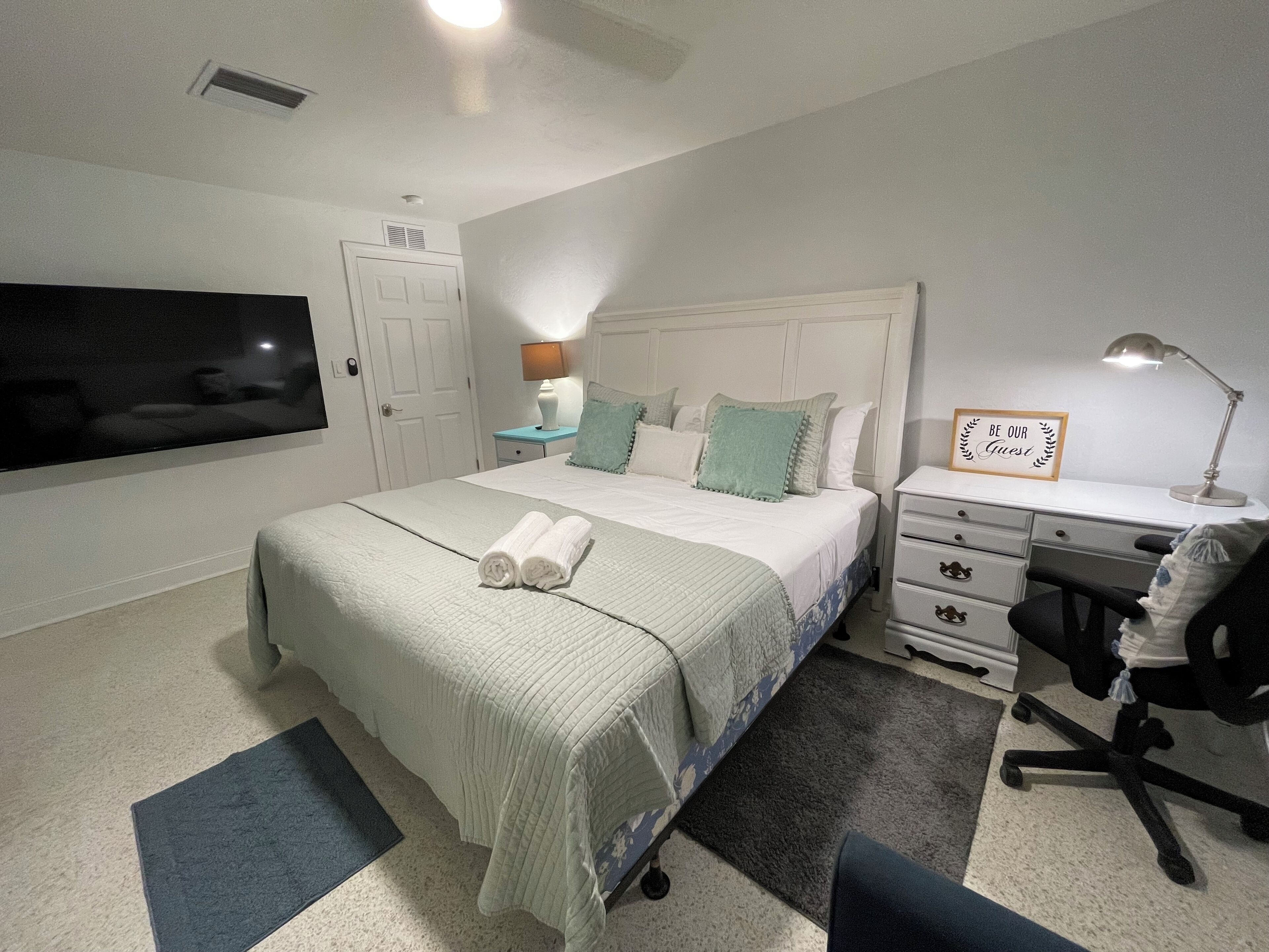 Waterfront Home! King Bedroom, 3 Min to Beach!