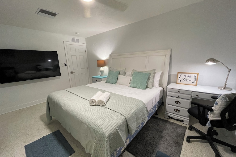 Waterfront Home! King Bedroom, 3 Min to Beach!