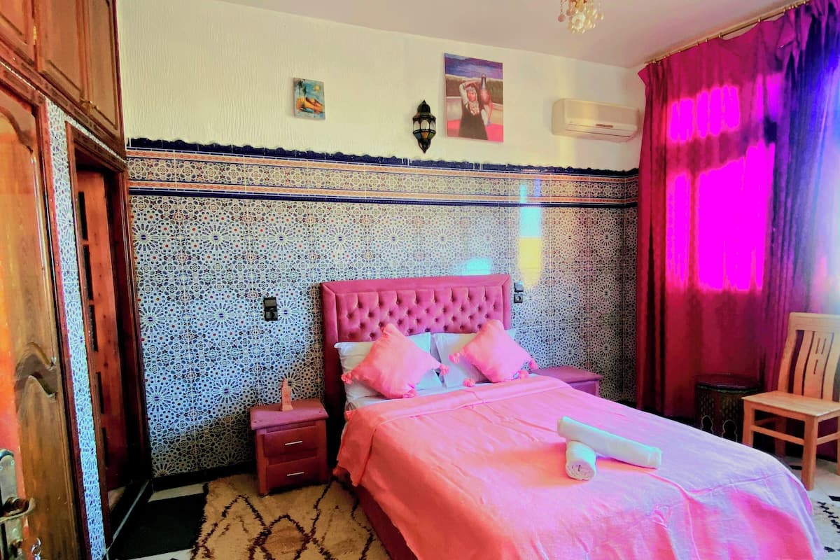 Traditional Room | Hypo-allergenic bedding available, in-room safe, WiFi (free), bed sheets