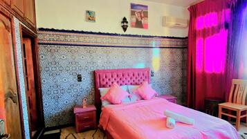 Traditional Room | Hypo-allergenic bedding, in-room safe, free WiFi, bed sheets