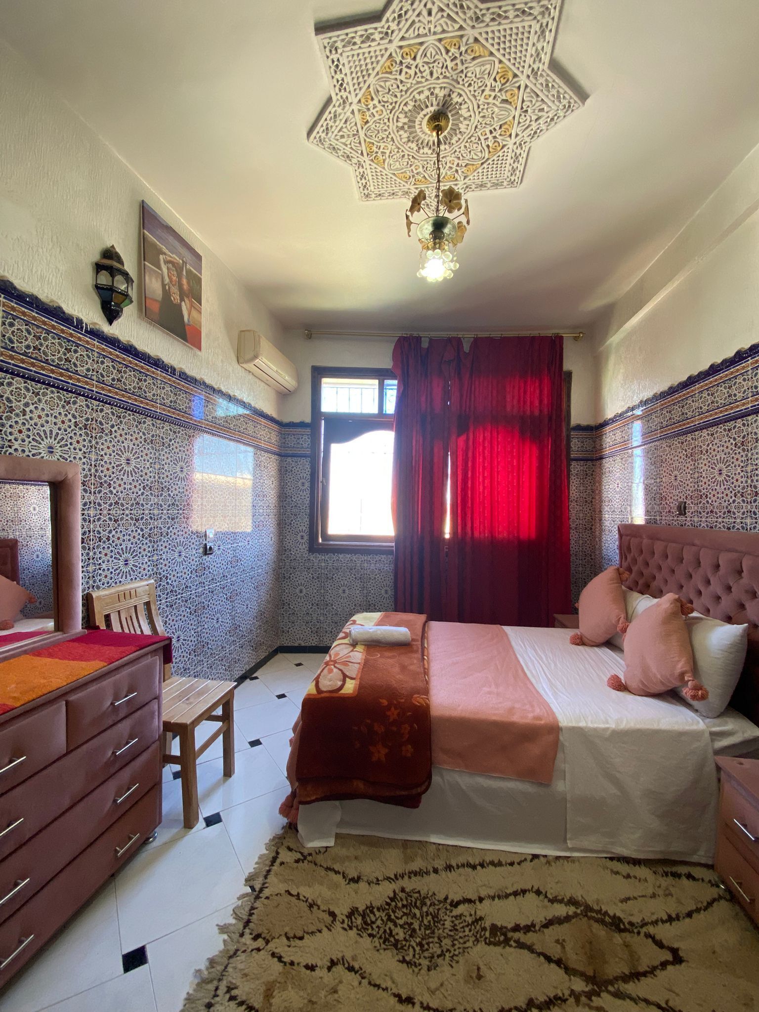 Hypo-allergenic bedding, in-room safe, free WiFi, bed sheets