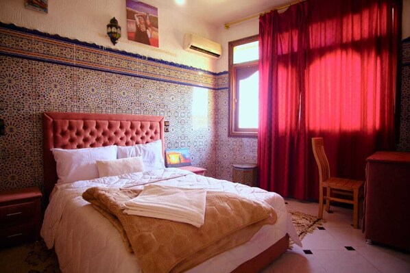 ملاءات للفراش لا تسبب الحساسية وخزنة داخل الغرفة وواي فاي مجانًا