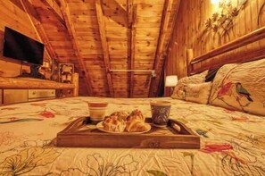 2 bedrooms, iron/ironing board, travel cot, WiFi