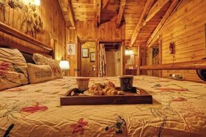 2 bedrooms, iron/ironing board, travel cot, WiFi