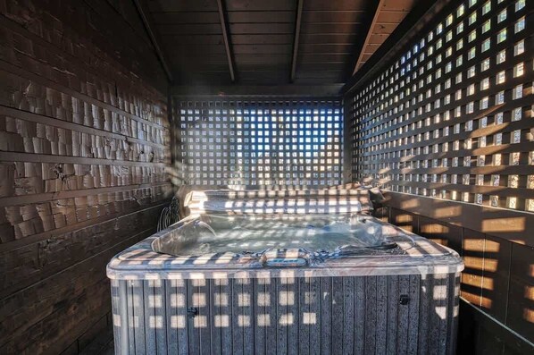 Outdoor spa tub