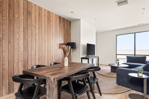 Two Bedroom, Queen, Penthouse (Self Check-in with Virtual Front Desk) | In-room dining