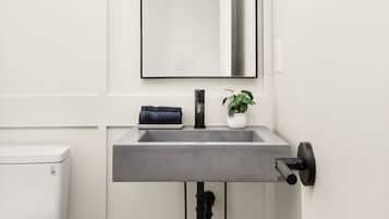 Two Bedroom Bunk Room Penthouse (Self Check-in with Virtual Front Desk) | Baño | Amenidades de baño gratuitas, secadora de cabello, toallas, jabón