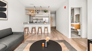 One Bedroom Apartment (Self Check-in with Virtual Front Desk) | Wohnbereich