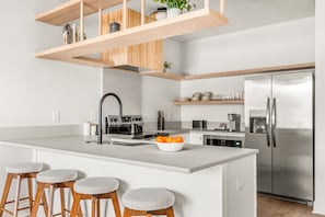 Apartment, 1 King-Bett | Eigene Küche | Großer Kühlschrank, Mikrowelle, Ofen, Herdplatte