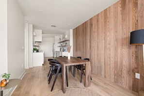 Penthouse, 2 Schlafzimmer | Essbereich im Zimmer
