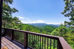 Property grounds - KTC Firepit, Fireplace, Pickle Ball, Gorgeous View (Sevierville)