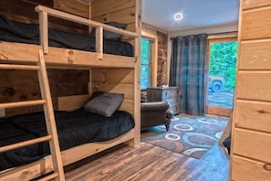 3 Schlafzimmer, Schreibtisch, Bügeleisen/Bügelbrett, Reisekinderbett