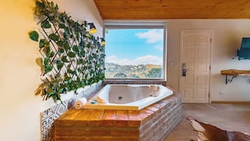 Double Room, 1 King Bed, Jetted Tub | 1 bedroom, minibar, in-room safe, blackout curtains