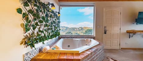 Double Room, 1 King Bed, Jetted Tub | Minibar, in-room safe, blackout drapes, free WiFi