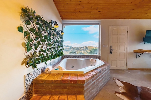 Quarto casal, 1 cama King, banheira de hidromassagem | Frigobar, cofres nos quartos, cortinas blackout, Wi-Fi de cortesia