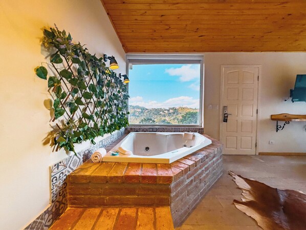 Double Room, 1 King Bed, Jetted Tub | Minibar, in-room safe, blackout drapes, free WiFi