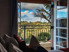 Quarto Premium com varanda | Frigobar, cofres nos quartos, cortinas blackout, Wi-Fi de cortesia