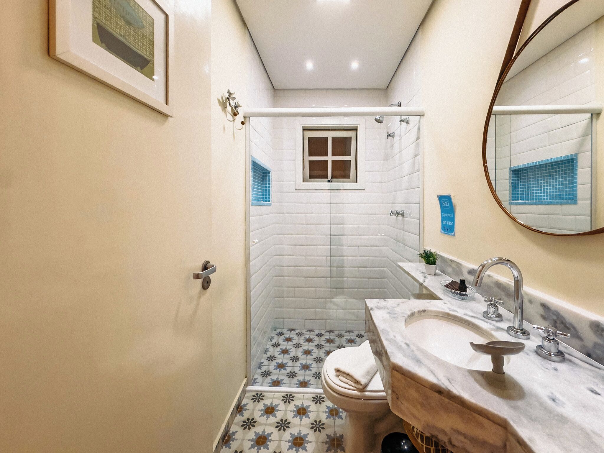 Un baño con ducha, inodoro y lavabo.