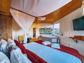 Quarto casal, 1 cama King, banheira de hidromassagem | Frigobar, cofres nos quartos, cortinas blackout, Wi-Fi de cortesia