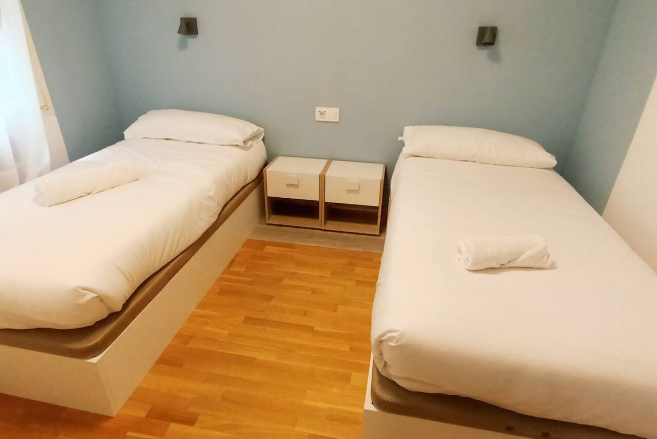 3 dormitorios, tabla de planchar con plancha, wifi gratis y ropa de cama