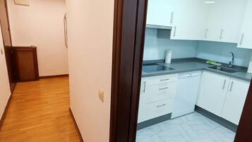 Refrigerador, microondas, horno y cafetera y tetera