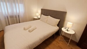 3 slaapkamers, een strijkplank/strijkijzer, gratis wifi, beddengoed