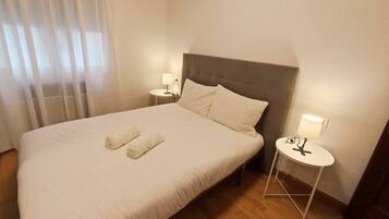 3 slaapkamers, een strijkplank/strijkijzer, gratis wifi, beddengoed