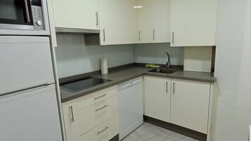 Réfrigérateur, micro-ondes, four, cafetiÚre/bouilloire